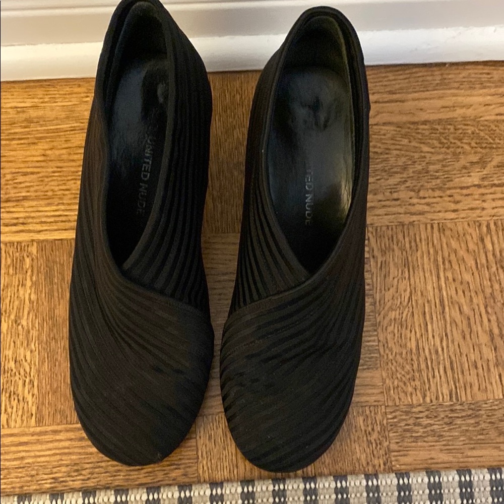 United Nude Black Pumps with Minimalist line design